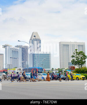 Menschen, die Straße zu überqueren. Singapur Stockfoto