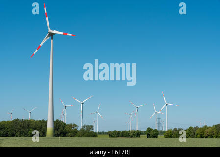 Windenergieanlagen an einem sonnigen Tag in Deutschland Stockfoto