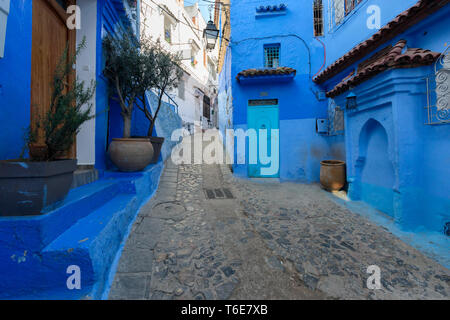 Blaue Straße in Medina von Fes Stockfoto