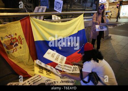 Demonstrant mit Plakaten während der Vorführung gesehen. Hunderte von Menschen in Puerta del Sol in Madrid in einer Demonstration Freiheit erfasst, für die Freiheit von Venezuela gegen die Diktatur. Stockfoto