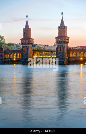 Die Oberbaumbridge und die Spree in Berlin nach Sonnenuntergang Stockfoto