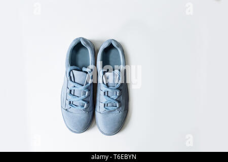 Paar modische Blue suede shoes mit dicken Spitzen auf weißem Hintergrund Stockfoto