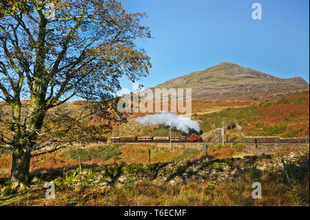 Snowdonia am 1. November 2015 und absolut wundervolles Wetter, Double Fairlie Dampflok im Herbst Farben. Ffestiniog Railway, Wales Stockfoto