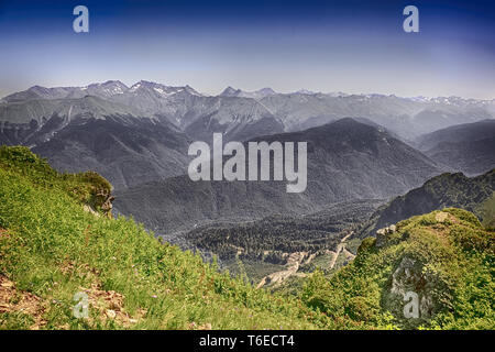 Die bergige Landschaft der Pisten von Wald bedeckt. Stockfoto