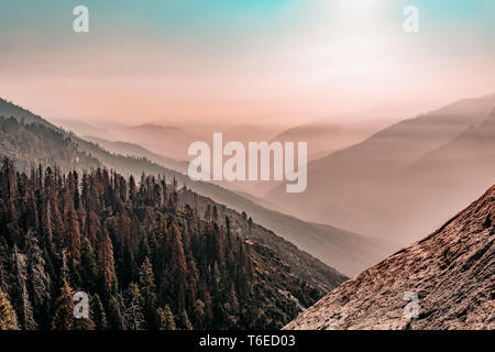 Sonnenaufgang über den Bergen der Sierra Nevada von der Moro Rock Trail im Sequoia National Park, Kalifornien, USA Stockfoto