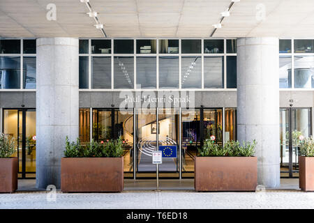 Blick auf den Haupteingang der Gebäude Paul-Henri Spaak, Sitz des Europäischen Parlaments Plenarsaal in Brüssel, Belgien. Stockfoto