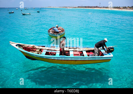 Traditionelle hölzerne Fischerboote in der Nähe der Pier, Santa Maria, Insel Sal, Kap Verde, Afrika Stockfoto