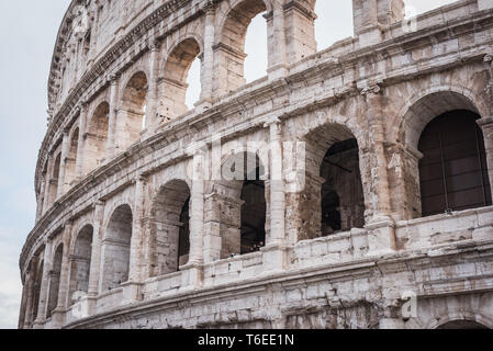 Close-up auf der älteren Fassade auf der anderen Seite des Kolosseum in Rom Italien Stockfoto
