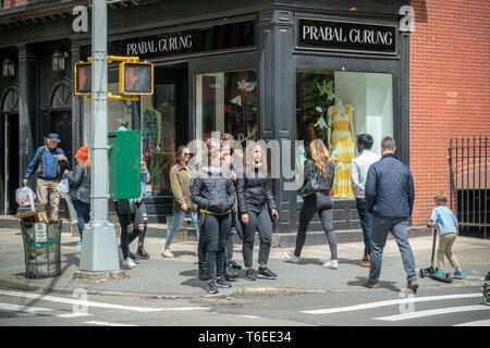 Shopping am trendigen Bleecker Street in New York am Samstag, 27. April 2019. (© Richard B. Levine) Stockfoto