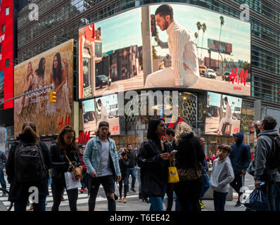 Die H&M-Kaufhaus in Times Square am Samstag, 2. April 2019. (Â© Richard B. Levine) Stockfoto
