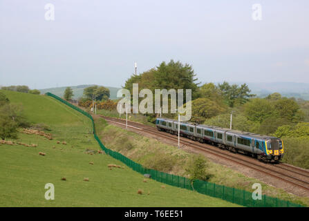 Klasse 350 Siemens Desiro wwu Zug 350 405 durch TransPennine Express vorbei Grayrigg in Cumbria Betrieben auf der West Coast Mainline am 30. April 2019. Stockfoto