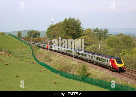 Zwei Klasse 221 Super Voyager diesel multiple units in Jungfrau Westküste Livree auf der West Coast Mainline in der Nähe von grayrigg in Cumbria am 30. April 2019. Stockfoto