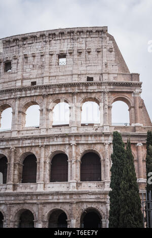 Ältere Fassade auf der anderen Seite des Kolosseum in Rom Italien Stockfoto