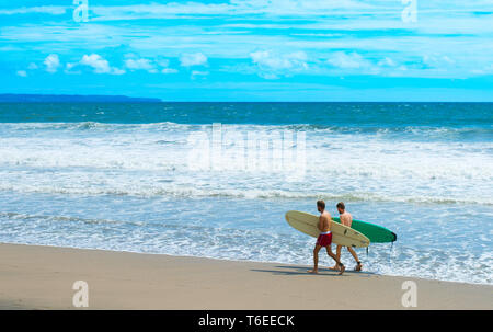 Zwei Surfer am Strand Stockfoto