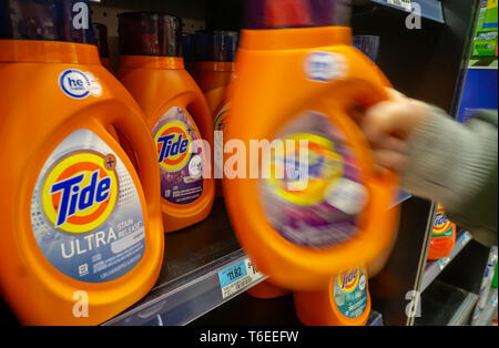 Ein shopper ergreift einen Container von Procter & Gamble Tide Waschmittel in einem Supermarkt in New York am Dienstag, 30. April 2019. Tide ist der größte Verkauf Waschmittel in der Welt. (Â© Richard B. Levine) Stockfoto