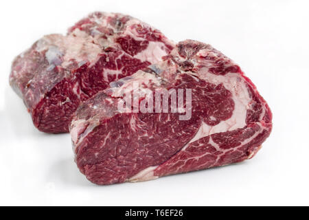 Zwei Rohmaterial trocken im Alter von Kobe Rib Eye Steak als Close-up-abgedeckt Stockfoto