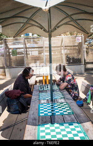 Schach Spielen auf dem Santa Monica Beach in Los Angeles, Kalifornien, USA Stockfoto