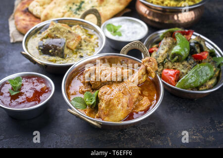 Traditionelle indische Currys und Biryani mit Mango Chutney und Fladenbrot, Ansicht von oben Stockfoto