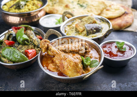 Traditionelle indische Currys und Biryani mit Mango Chutney und Fladenbrot, Ansicht von oben Stockfoto