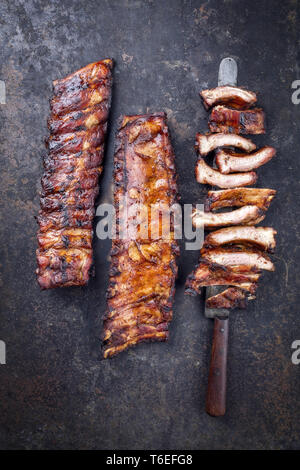 Grill Schweinerippchen als Draufsicht auf einem alten rostigen Blech Stockfoto
