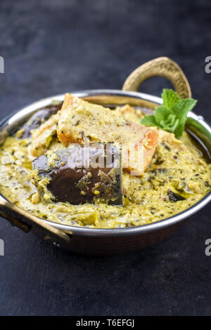 Traditionelles indisches Gemüsecurry mit süßen Kartoffeln und Auberginen als Close-up in einem KORAI Stockfoto