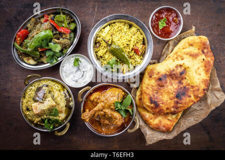 Traditionelle indische Currys und Biryani mit Mango Chutney und Fladenbrot, Ansicht von oben Stockfoto