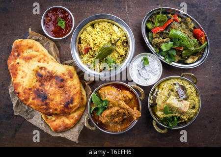 Traditionelle indische Currys und Biryani mit Mango Chutney und Fladenbrot, Ansicht von oben Stockfoto