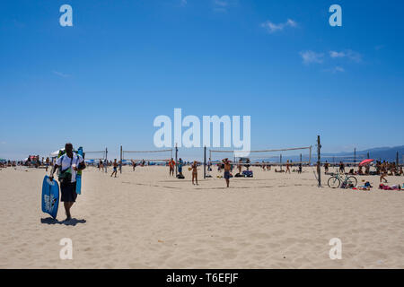 Personen, die am Strand von Santa Monica in Los Angeles, Kalifornien, USA Stockfoto