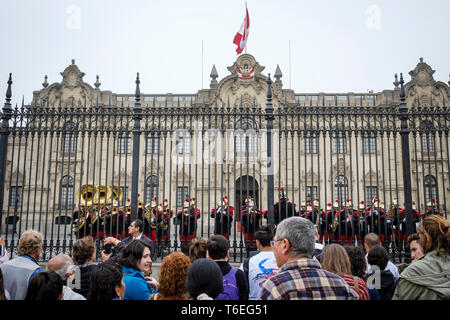 Band der Präsidentengarde, im Innenhof der Regierung Palace (aka Haus von Pizarro), Plaza de Armas, Lima, Peru spielen Stockfoto