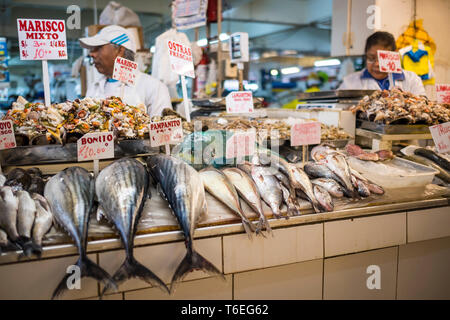 Fischhändler am Mercado Central oder zentrale Markt von Lima, Peru Stockfoto