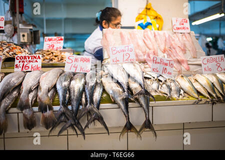 Fischhändler am Mercado Central oder zentrale Markt von Lima, Peru Stockfoto