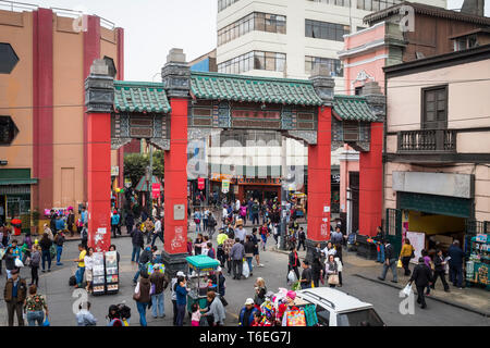 Chinesische Tür in Lima Chinatown in der Nähe des Mercado Central oder Central Market, Lima, Peru Stockfoto