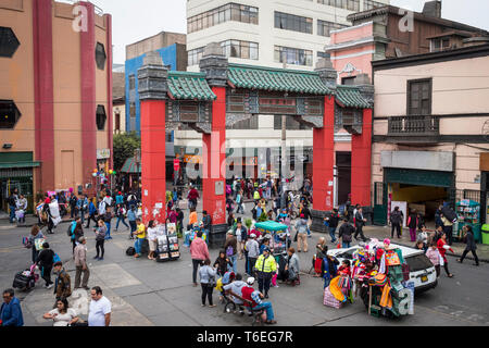 Chinesische Tür in Lima Chinatown in der Nähe des Mercado Central oder Central Market, Lima, Peru Stockfoto