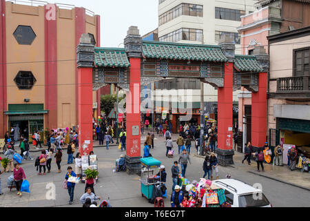 Chinesische Tür in Lima Chinatown in der Nähe des Mercado Central oder Central Market, Lima, Peru Stockfoto