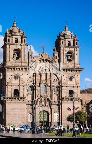 Kirche der Gesellschaft Jesu oder Jesuitenkirche Fassade in der Plaza de Armas oder Hauptplatz von Cusco, Peru Stockfoto