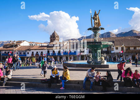 Brunnen mit einer goldenen Statue von König Pachacuti Inca Pachacutec oder am Plaza de Armas oder Hauptplatz von Cusco, Peru Stockfoto