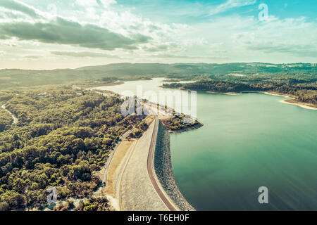 Cardinia See und Wald an einem sonnigen Tag in Melbourne, Australien Stockfoto