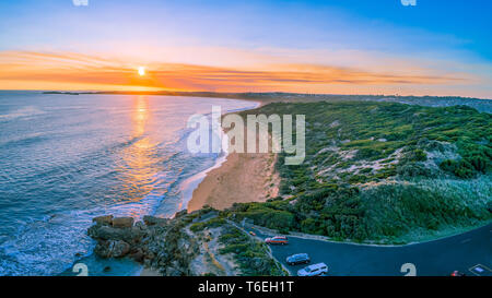 Luftaufnahme von Punkt Ritchie Suche bei Sonnenuntergang in Warrnambool, Australien Stockfoto