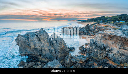 Antenne Panorama der Felsen am Punkt Ritchie Lookout in der Abenddämmerung. Warrnambool, Victoria, Australien Stockfoto