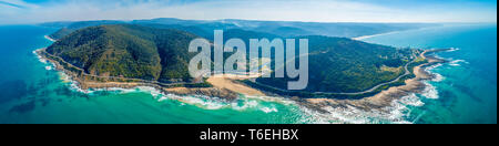 Berühmten Great Ocean Road vorbei durch die atemberaubende Küste - Luftbild Panorama Landschaft Stockfoto