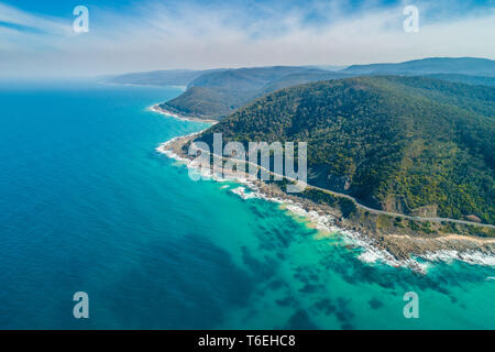 Antenne Landschaft der Great Ocean Road und malerischen grünen Hügeln an einem sonnigen Tag in Victoria, Australien Stockfoto