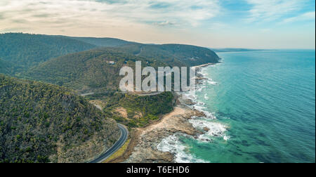 Der berühmten Great Ocean Road Wicklung entlang der Küste - Luftbild panorama Stockfoto