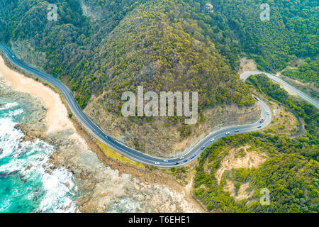 Fahrzeuge fahren auf Great Ocean Road - Luftbild Stockfoto