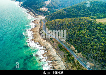 Autos fahren auf der Great Ocean Road, Victoria, Australien - Luftbild Stockfoto