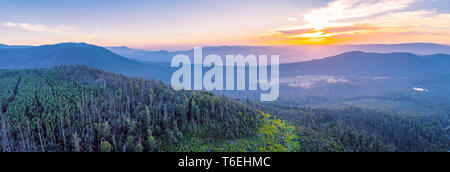 Antenne Panorama von lebendigen Sonnenuntergang über den Bergen in Victoria, Australien Stockfoto