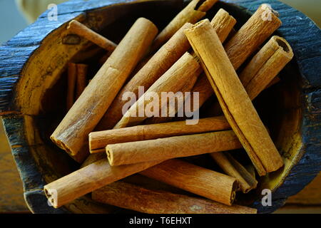 Schüssel von duftenden, getrockneten Zimtstangen Stockfoto