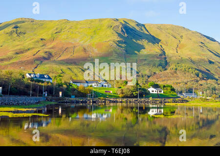 Cottages neben Killary Fjord mit alten Kartoffel Felder auf dem Hügel, Connemara, Galway, Irland Stockfoto