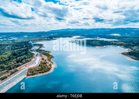 Luftbild des malerischen Cardinia Reservoir und den umliegenden Wald Stockfoto