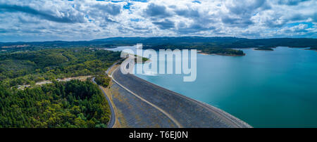 Antenne Panorama von cardinia See und Staumauer von Wäldern umgeben in Melbourne, Australien Stockfoto