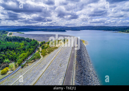 Antenne Landschaft von cardinia See Staumauer und Wald an bewölkten Tag in Melbourne, Australien Stockfoto